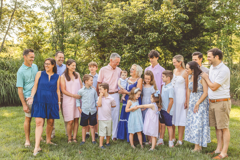 Candid extended family photo in Elizabethtown, KY